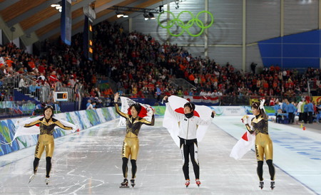 スピードスケート女子団体追い抜き決勝　銀メダルを獲得した日本代表.jpg